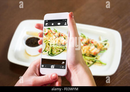 Zusammengesetztes Bild von Hand mit smartphone Stockfoto