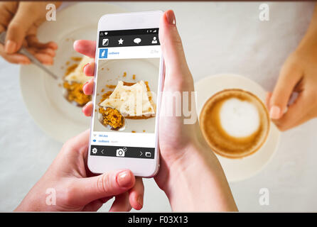 Zusammengesetztes Bild von Hand mit smartphone Stockfoto