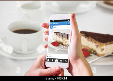 Zusammengesetztes Bild von Hand mit smartphone Stockfoto