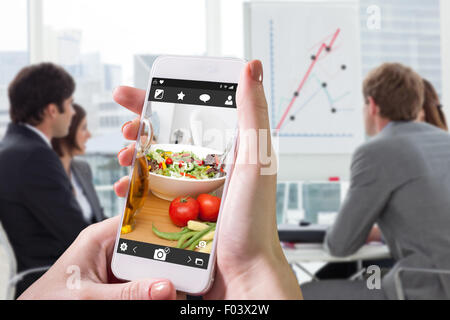 Zusammengesetztes Bild von Hand mit smartphone Stockfoto