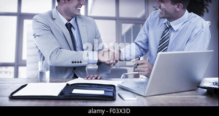 Geschäftspartner, die Hände schütteln Stockfoto