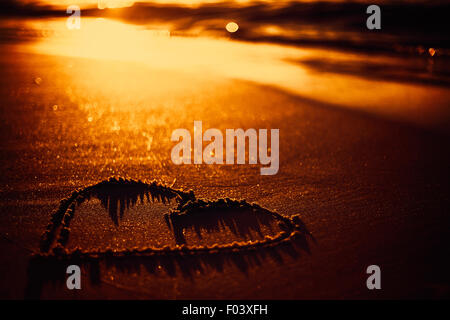 ein Herz in den Sand gezeichnet Stockfoto