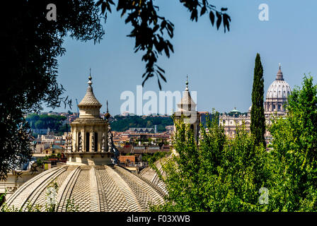 Kuppeldächern der Kirchen in der Piazza del Popolo entfernt. Vom "Pincio Terrasse in die Gärten der Villa Borghese. Rom, Italien. Stockfoto