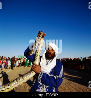 Mann hält eine Schlange, Berber Festival, Douz, Tunesien. Stockfoto