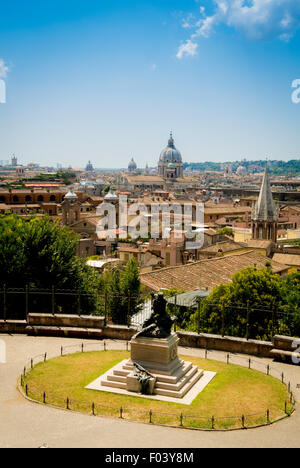 Rom-Dächer mit Enrico e Giovanni Cairoli Denkmal von Ercole Rosa, Villa Borghese, Rom, Italien Stockfoto