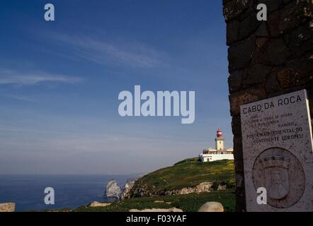 Blick auf die Landzunge Cabo da Roca, der Leuchtturm und das Monument deklarieren Cabo da Roca als der westlichste Punkt des europäischen Kontinents, Colares, Sintra Dorf, Provinz Estremadura, Portugal. Stockfoto