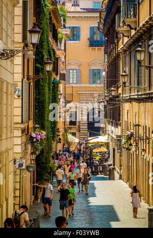 Eine typische Straße im Zentrum von Rom. Stockfoto