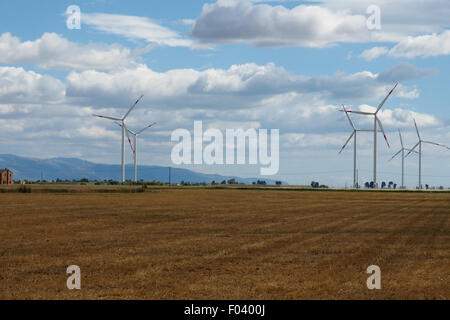 Windkraftanlagen auf landwirtschaftlichen Flächen. Stockfoto