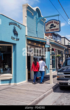 Junge Touristen-paar zu Fuß auf den Straßen von Jackson, Wyoming, USA Stockfoto
