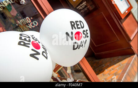 Ballons vor einem Restaurant auf Red Nose Day, Schottland. Stockfoto