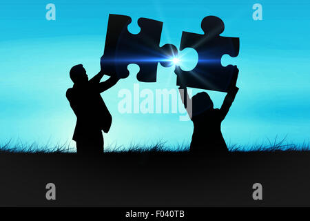 Zusammengesetztes Bild des ernsthaften Geschäftsmann hält mit seinen Händen Stockfoto