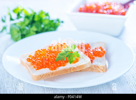 Lachs-Kaviar und Brot auf dem Tisch Stockfoto