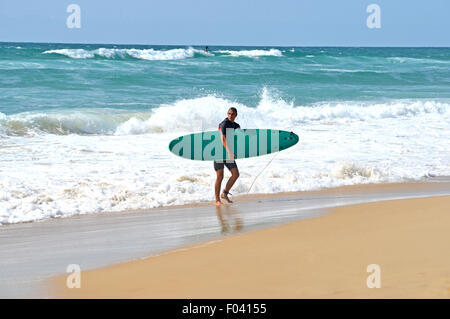 Surfer am Strand von Lacanau Gironde Aquitaine Frankreich Stockfoto