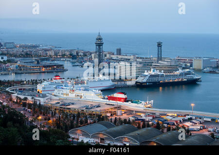 Stadt Barcelona in den Abend, Katalonien, Spanien, Blick über Kreuzfahrten Stockfoto