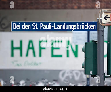 Straße Zeichen "At Höhle St. Pauli-Landungsbrücken" im Hamburger Hafen Stockfoto