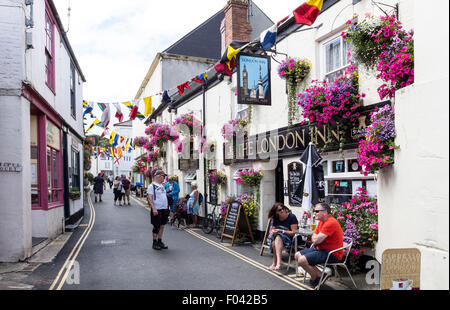 Straßenszene vor dem London-Gasthaus in Padstow, Cornwall, UK Stockfoto