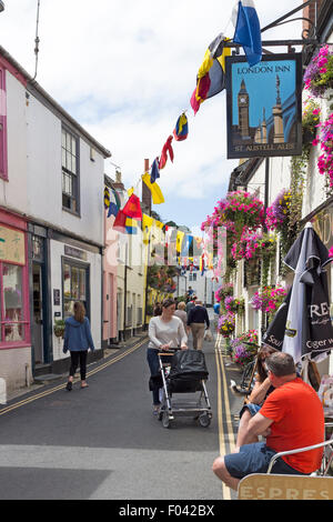 Straßenszene vor dem London-Gasthaus in Padstow, Cornwall, UK Stockfoto