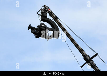 Professionelle TV-Kamera an einem Kran gegen Himmel. Stockfoto