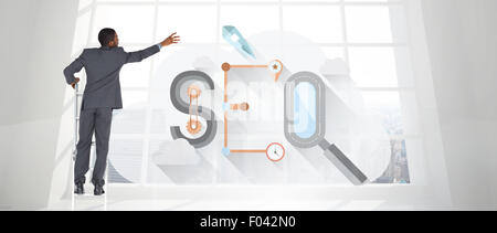 Zusammengesetztes Bild der Geschäftsmann auf Leiter stehend Stockfoto