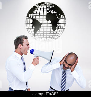 Zusammengesetztes Bild der Geschäftsmann mit einem Megaphon an seinem Kollegen schreien Stockfoto