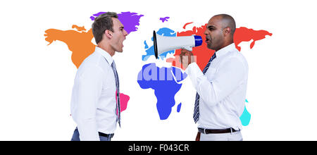 Zusammengesetztes Bild der Geschäftsmann mit einem Megaphon an seinem Kollegen schreien Stockfoto