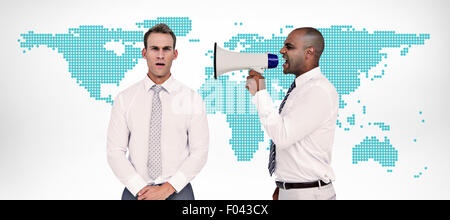 Zusammengesetztes Bild der Geschäftsmann mit einem Megaphon an seinem Kollegen schreien Stockfoto