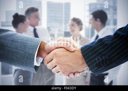 Zusammengesetztes Bild von Geschäftsleuten, die Hände schütteln Stockfoto