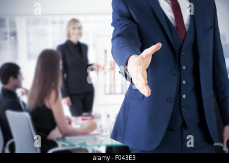 Zusammengesetztes Bild der Unternehmer bereit, die Hand schütteln Stockfoto