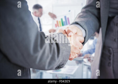 Zusammengesetztes Bild von Geschäftsleuten Händeschütteln hautnah Stockfoto
