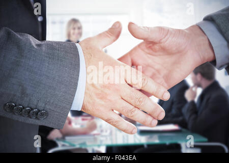 Zusammengesetztes Bild von zwei Menschen gehen, um ihre Hände zu schütteln Stockfoto