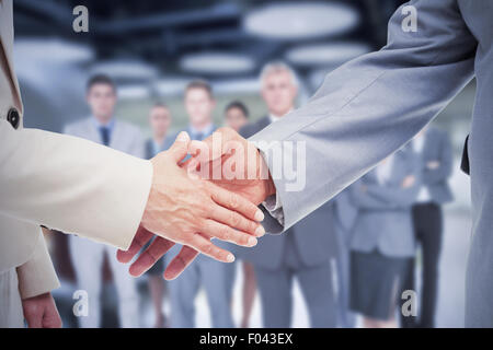Zusammengesetztes Bild von Close Up von Geschäftsleuten, die ihre Hände schütteln Stockfoto