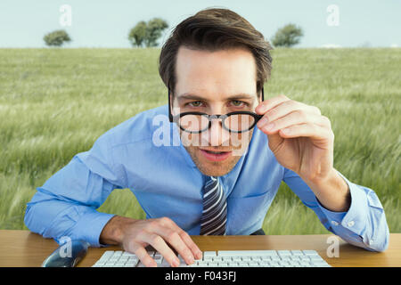 Zusammengesetztes Bild des fokussierten Geschäftsmann hält seine Brille Stockfoto