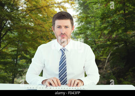 Zusammengesetztes Bild der Unternehmer arbeiten an seinem Schreibtisch Stockfoto