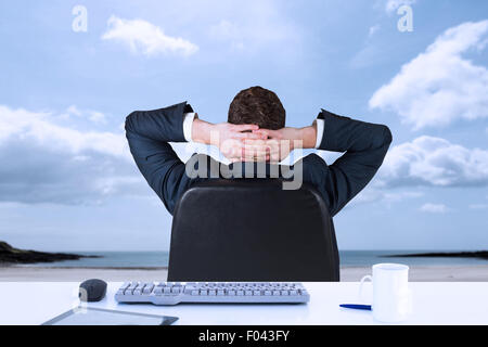 Zusammengesetztes Bild der Geschäftsmann sitzt im Drehstuhl Stockfoto