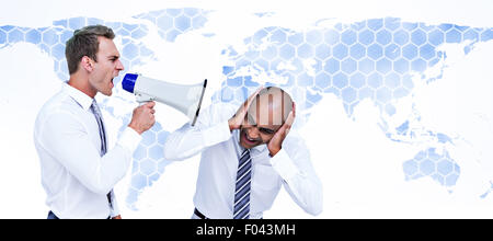 Zusammengesetztes Bild der Geschäftsmann mit einem Megaphon an seinem Kollegen schreien Stockfoto
