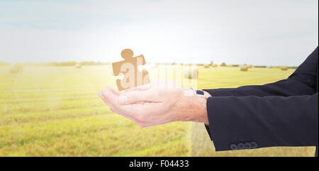 Zusammengesetztes Bild der Geschäftsmann mit Armen, etwas Stockfoto