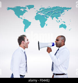 Zusammengesetztes Bild der Geschäftsmann mit einem Megaphon an seinem Kollegen schreien Stockfoto