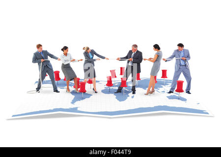 Zusammengesetztes Bild Business Teams ziehen das Seil Stockfoto