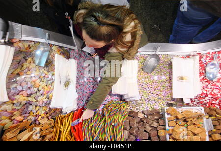 Menschen lesen süße Leckereien auf einen Süßwaren-Stand auf Weihnachtsmarkt Lincoln, Lincolnshire England UK Stockfoto