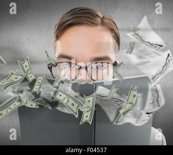 Zusammengesetztes Bild geeky Mannes Blick auf Buch Stockfoto