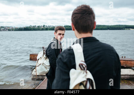 zwei junge Männer stehen auf einem pier Stockfoto