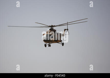 Kabul, Afghanistan. 6. August 2015. Ein Hubschrauber fliegt in Kabul, Hauptstadt von Afghanistan, 6. August 2015. Die Taliban geführt Militanz und Chopper Absturz behauptete 25 Leben und fast ein Dutzend Menschen auch am Donnerstag bei der konfliktreichen Afghanistan verletzt wurden, sagten Beamte. Bildnachweis: Ahmad Massoud/Xinhua/Alamy Live-Nachrichten Stockfoto