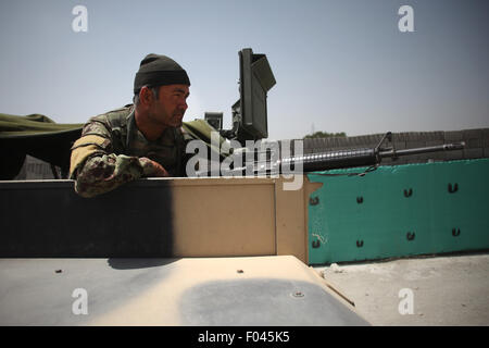 Kabul, Afghanistan. 6. August 2015. Eine afghanische Armee Soldat wacht auf ein militärisches Fahrzeug bei einem Armee-Checkpoint in Kabul, Hauptstadt von Afghanistan, am 6. August 2015. Die Taliban geführt Militanz und Chopper Absturz behauptete 25 Leben und fast ein Dutzend Menschen auch am Donnerstag bei der konfliktreichen Afghanistan verletzt wurden, sagten Beamte. Bildnachweis: Ahmad Massoud/Xinhua/Alamy Live-Nachrichten Stockfoto