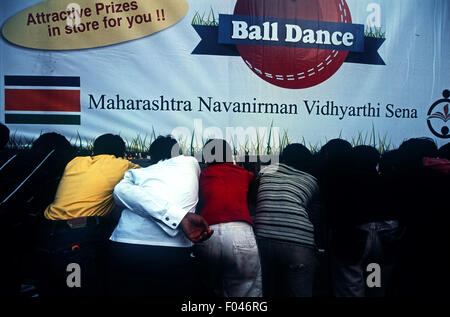 Gruppe von indischen Jugendlichen durch eine Lücke von einem Bollywood Film, Mumbai, Bombay, Indien Stockfoto