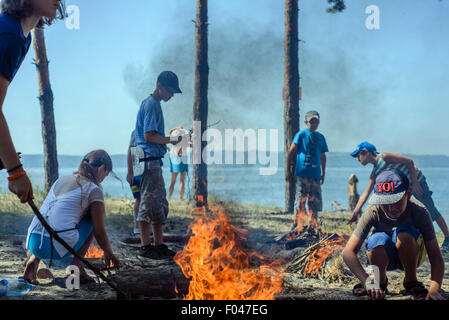 Lagerfeuer bauen Lektion im ukrainischen Scout Trainingslager, Kiew, Ukraine Stockfoto