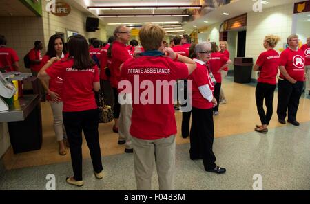 Cleveland, Ohio, USA. 6. August 2015. Freiwillige montieren in der Quicken Loans Arena, Ort der ersten 2016 republikanische Präsidentschafts-Debatte. Bildnachweis: Brian Cahn/ZUMA Draht/Alamy Live-Nachrichten Stockfoto