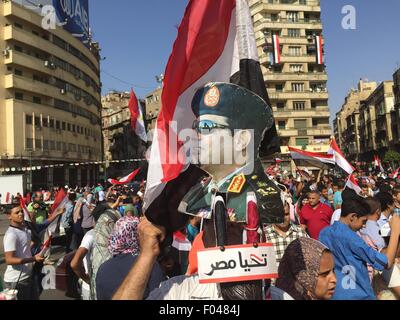 Kairo, Ägypten. 6. August 2015. Man feiert die Erweiterung des Suez-Kanals auf dem Tahrir-Platz in Kairo, Ägypten, 6. August 2015. Die Zeichen ist ein Bild von Präsident Abdel Fattah Al-Sisi. Foto: Benno Schwinghammer/Dpa/Alamy Live News Stockfoto