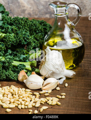 Kale Pinienkernen und Knoblauch für Grünkohl-pesto Stockfoto