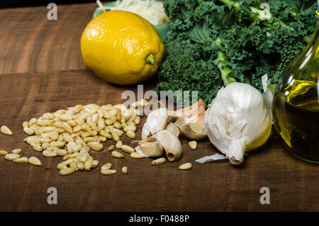 Kale Pinienkernen und Knoblauch für Grünkohl-pesto Stockfoto