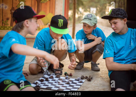 Pfadfinder spielen Brettspiele im ukrainischen Scout Trainingslager, Kiew, Ukraine Stockfoto